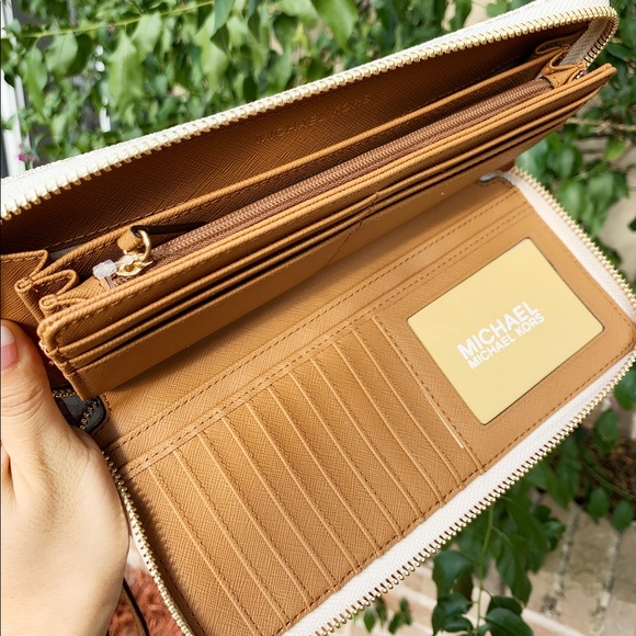 👜💕Michel Kors Large Wallet - Picture 6 of 8